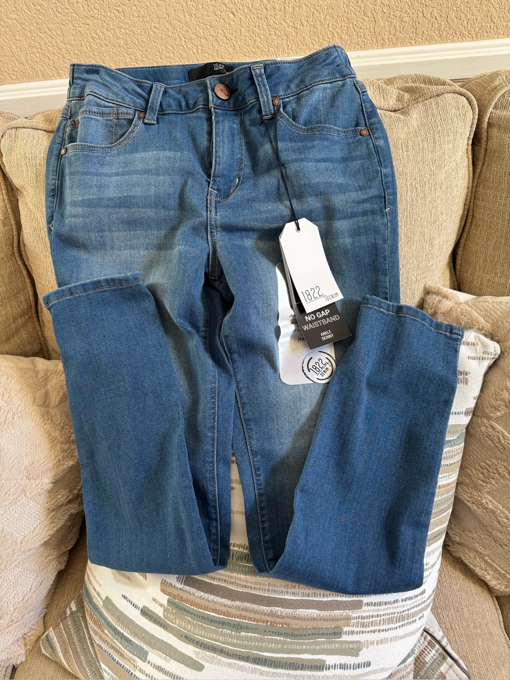 1822 Denim Women’s Skinny Jeans in Blue Wash